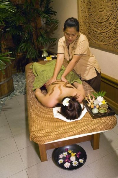 Tratamiento de masaje tradicional con hierbas en el spa del Bayview Hotel Langkawi