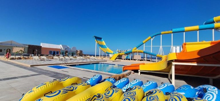 Toboganes acuáticos y piscina exterior del Amarina Jannah Resort & Aqua Park en Marsa Alam