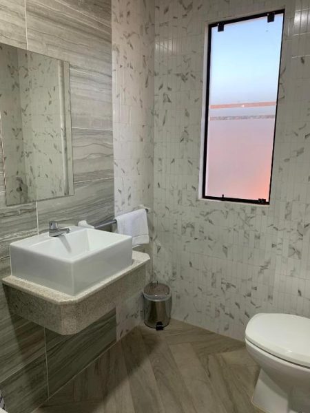 Baño moderno con lavabo cuadrado y revestimiento de mármol en Hotel Il Castello