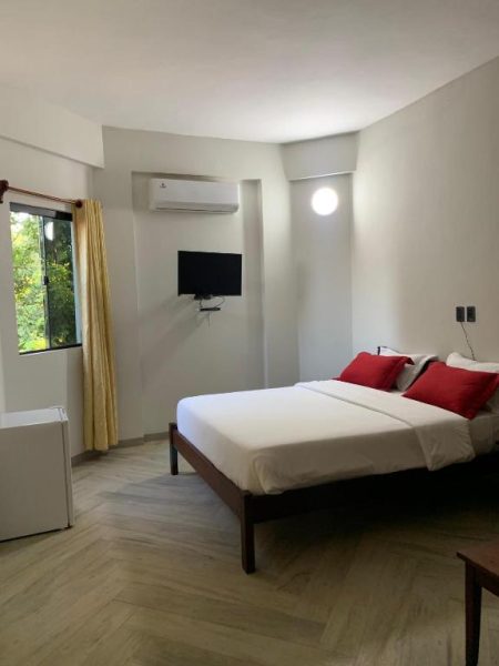 Habitación doble con cama matrimonial, televisión y aire acondicionado en Hotel Il Castello