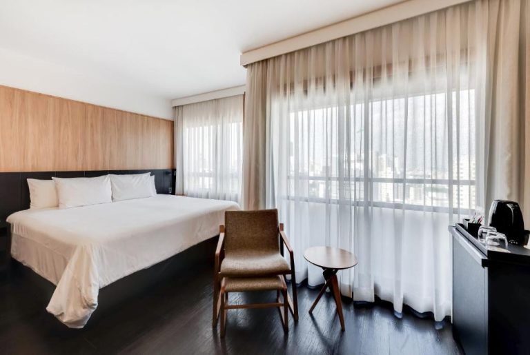 Habitación doble moderna con cama king y vista panorámica a la ciudad en Radisson São Paulo Paulista