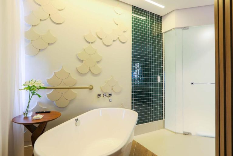 Baño de lujo con bañera exenta y ducha independiente en el Radisson São Paulo Paulista