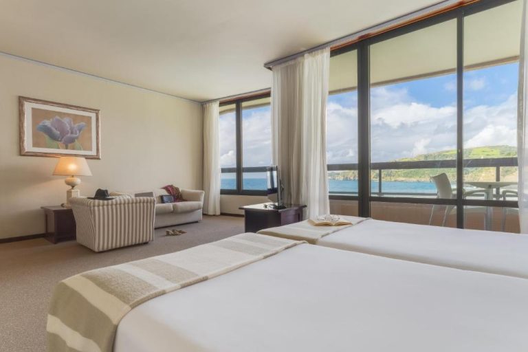 Habitación doble con vistas al mar y balcón en Pestana Bahia Praia Nature & Beach Resort