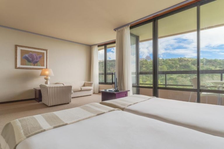 Habitación doble con balcón y vistas al bosque en Pestana Bahia Praia Nature & Beach Resort