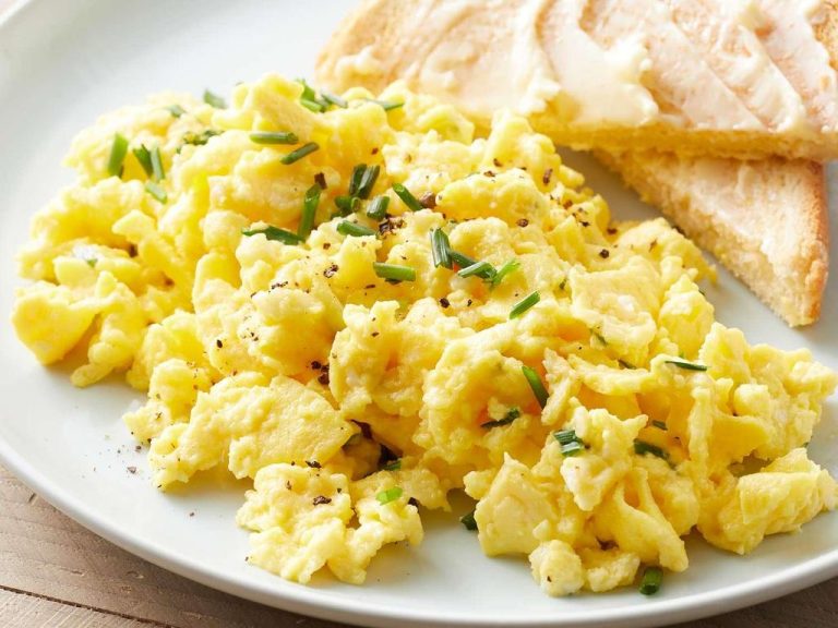Desayuno con huevos revueltos con cebollino y tostadas con mantequilla en Adventure Hotel