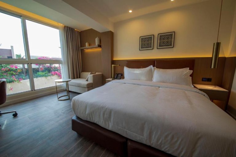 Habitación deluxe con cama king size y vistas al jardín en Luxotel Aqaba Beach Resort & Spa