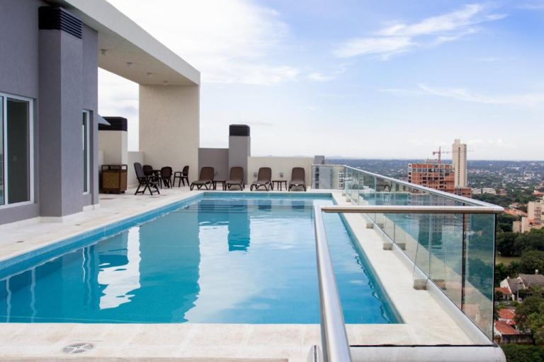 Piscina infinity en la azotea del Asunción Rent Suites Santa Teresa con vistas panorámicas a la ciudad