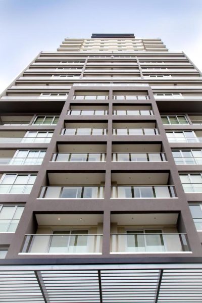 Fachada exterior con balcones del edificio Asunción Rent Suites Santa Teresa vista desde abajo