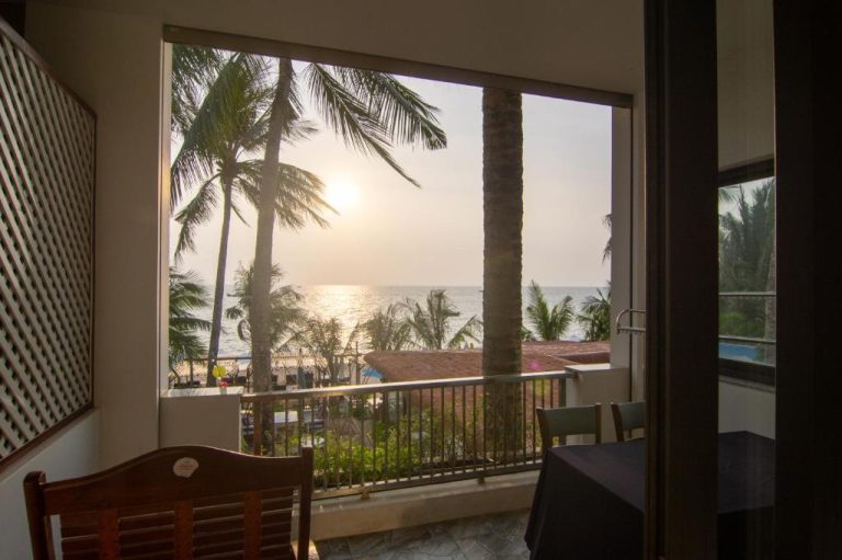 Vista al mar desde el restaurante de Sealight Villa Phu Quoc con palmeras y atardecer sobre el océano