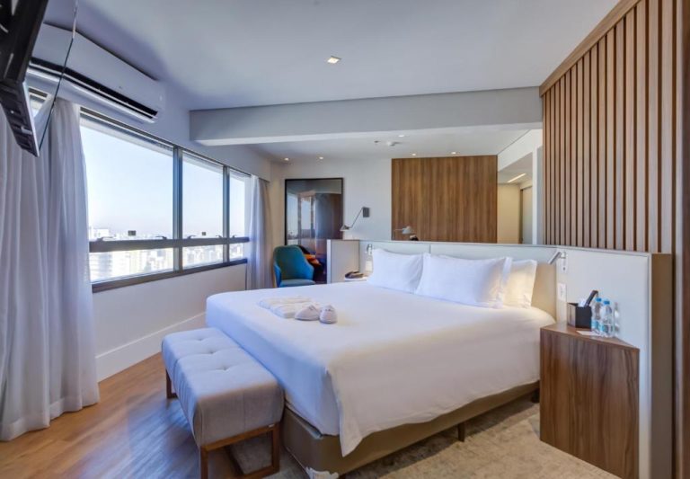 Habitación doble moderna con cama king y vista panorámica a la ciudad en Radisson São Paulo Paulista