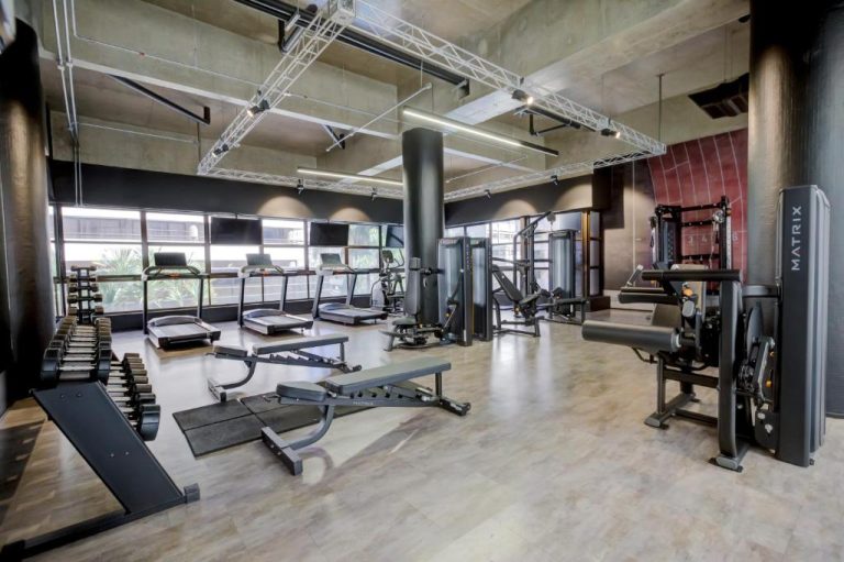 Gimnasio completamente equipado con máquinas Matrix y cintas de correr en el Radisson São Paulo Paulista