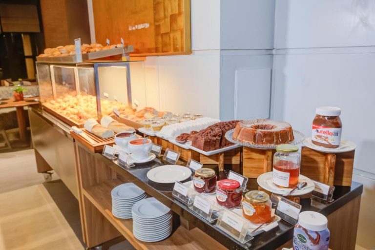 Buffet de desayuno con panes, pasteles, mermeladas y Nutella en el Radisson São Paulo Paulista