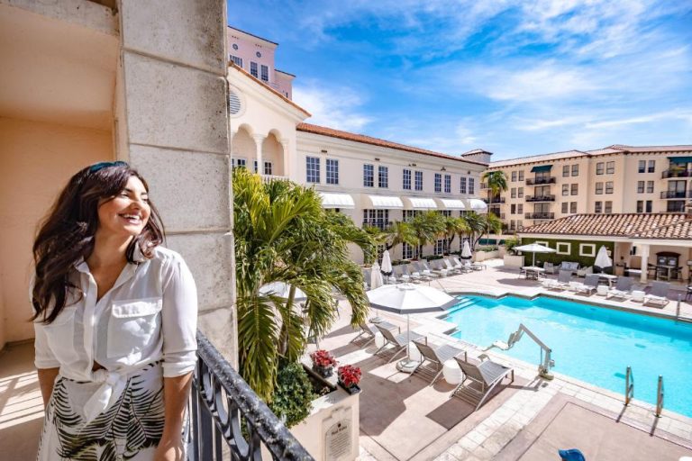 Vista desde el balcón de la piscina exterior del Hyatt Regency Coral Gables en Miami