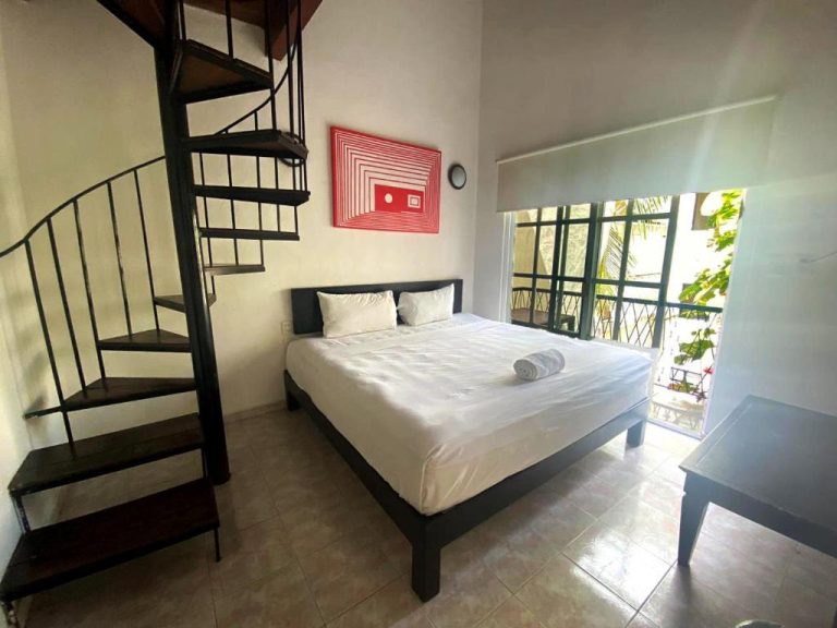 Habitación doble con escalera de caracol y balcón en Hotel Maya Turquesa