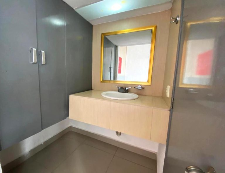 Baño con lavabo empotrado y espejo de marco dorado en el Hotel Maya Turquesa