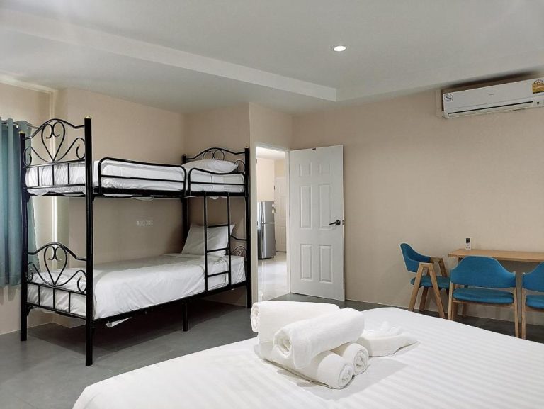 Habitación familiar con literas de hierro forjado y cama doble en Villa LunaSole Samui