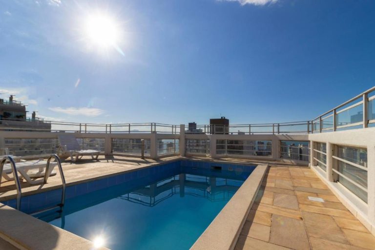 Piscina en la azotea del Rio Branco Hotel con vistas panorámicas a la ciudad y el mar