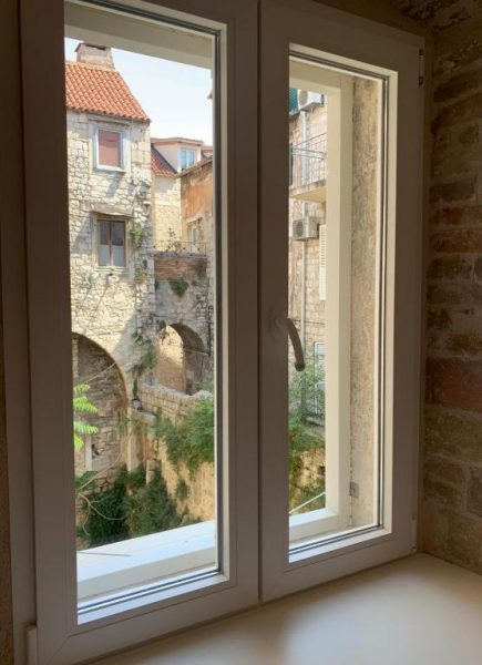 Vistas al casco histórico con arcos de piedra medieval desde ventana de Priuli Heritage Suites