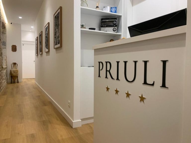 Recepción elegante con cuatro estrellas del hotel boutique Priuli Heritage Suites y pasillo interior