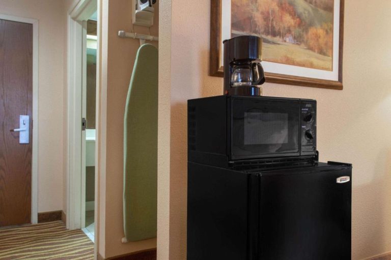 Rincón de cocina con microondas, nevera compacta y cafetera en Days Inn & Suites by Wyndham Cuba