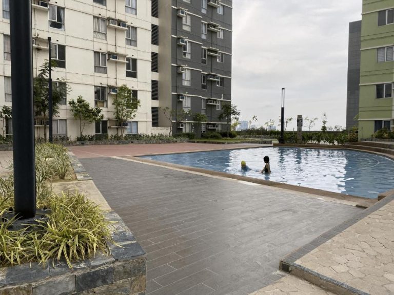 Piscina exterior del apartamento Avida Riala en IT Park Cebu con vistas a las torres residenciales