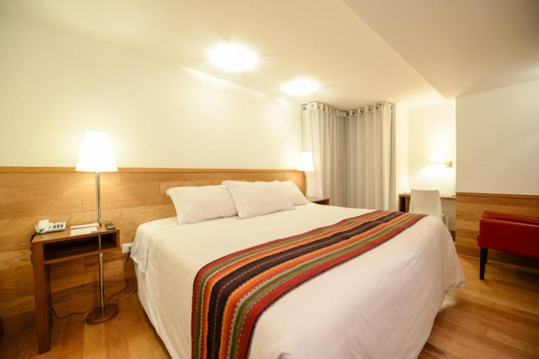 Habitación doble con cama matrimonial y decoración andina en Hotel Plaza de Armas Cusco