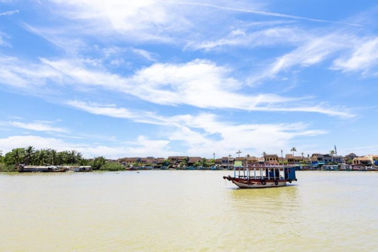 Vista del río Thu Bon con barca tradicional frente al Hai Hội Villa Hoi An en Vietnam