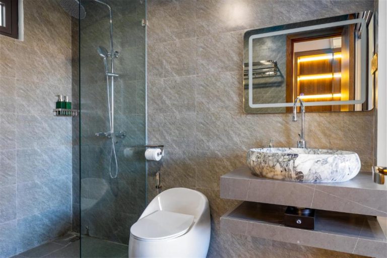 Baño moderno con ducha de cristal y lavabo de mármol en Hai Hội Villa Hoi An