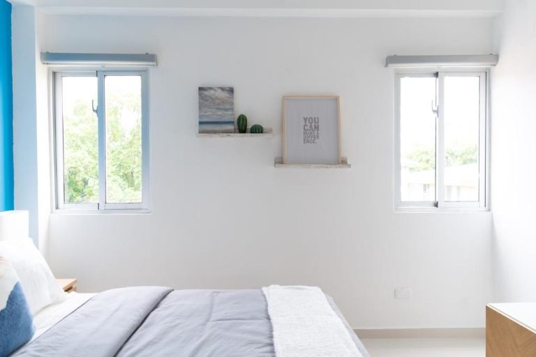 Habitación doble luminosa con dos ventanas y decoración minimalista en Hotel Landa Mar Boca Chica