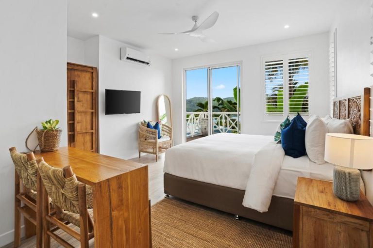 Habitación doble con vistas tropicales y terraza en The Bay Seychelles Boutique Hotel and Apartments