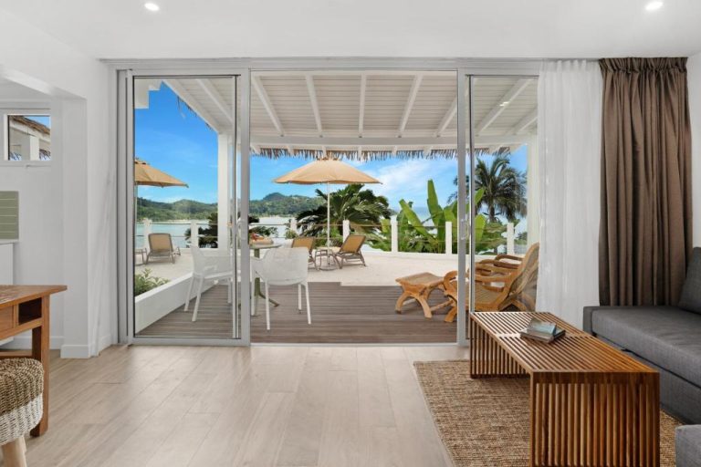 Salón con terraza y vistas al mar tropical en The Bay Seychelles Boutique Hotel and Apartments