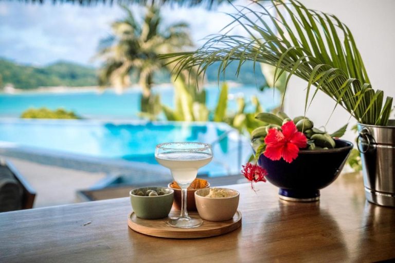 Cóctel margarita con aperitivos junto a la piscina infinita y vista al mar en The Bay Seychelles Boutique Hotel