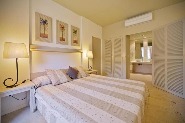 Habitación doble con cama matrimonial, baño en suite y aire acondicionado en Hotel Morabeza
