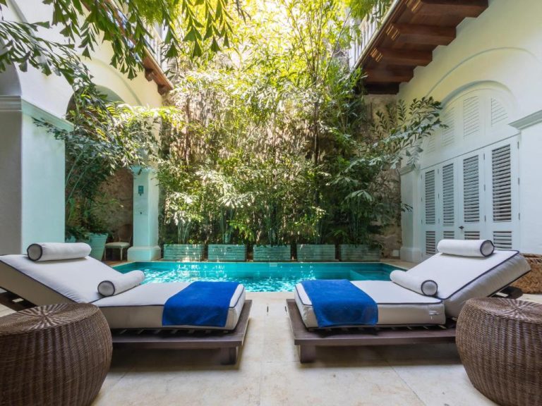 Piscina interior con tumbonas y vegetación tropical en Hotel Casa Don Sancho By Mustique, Cartagena