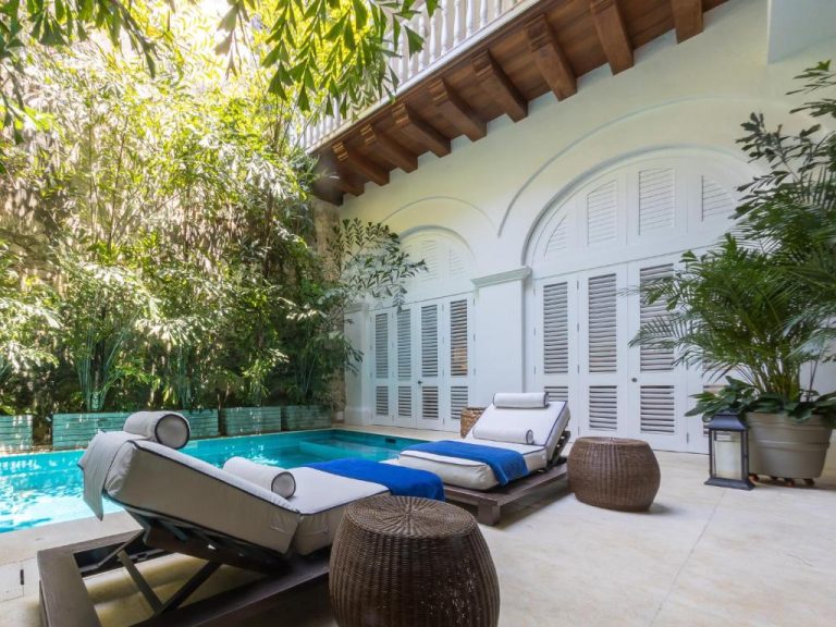 Piscina privada con tumbonas y terraza colonial del Hotel Casa Don Sancho By Mustique en Cartagena