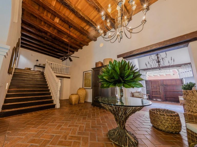 Lobby colonial con chandelier y mesa central del Hotel Casa Don Sancho By Mustique en Cartagena