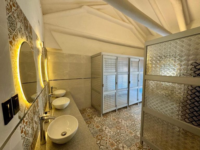 Baños compartidos con lavabos dobles y duchas acristaladas en Way Kap Hostel Cusco