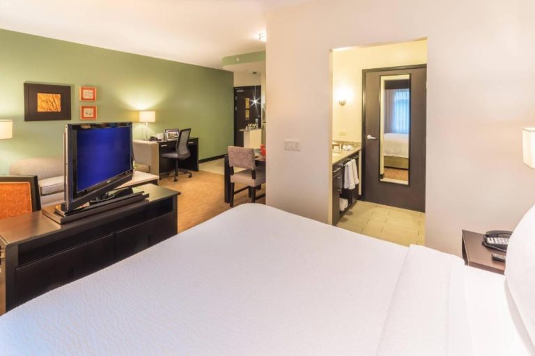 Suite amplia con cama king, TV y área de trabajo en Residence Inn by Marriott San José Escazú