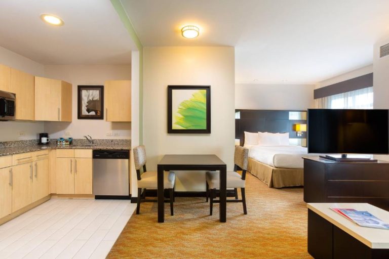 Suite con cocina equipada, área de comedor y dormitorio en Residence Inn by Marriott San José Escazú