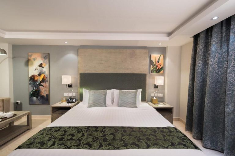 Habitación deluxe con cama king size y decoración elegante en Centara Muscat Hotel Oman