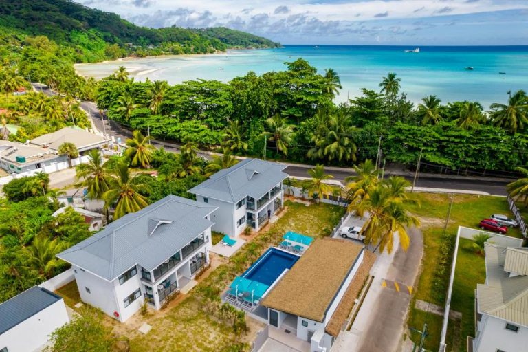 Vista aérea de Anse La Mouche Villas con piscina exterior y playa de turquesa en Seychelles