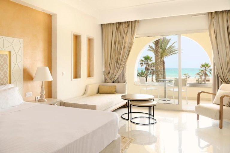 Habitación de lujo con vistas al mar y palmeras en el Iberostar Selection Eolia Djerba