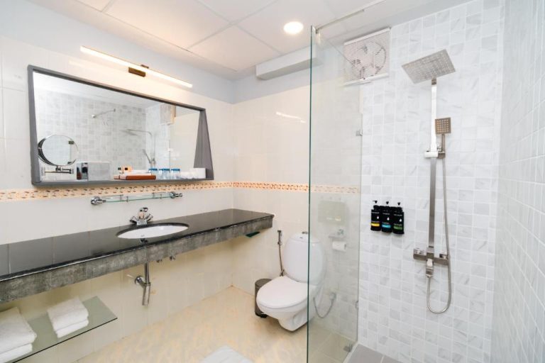 Baño moderno con ducha independiente y lavabo en el Manhattan Business Hotel de Male, Maldivas