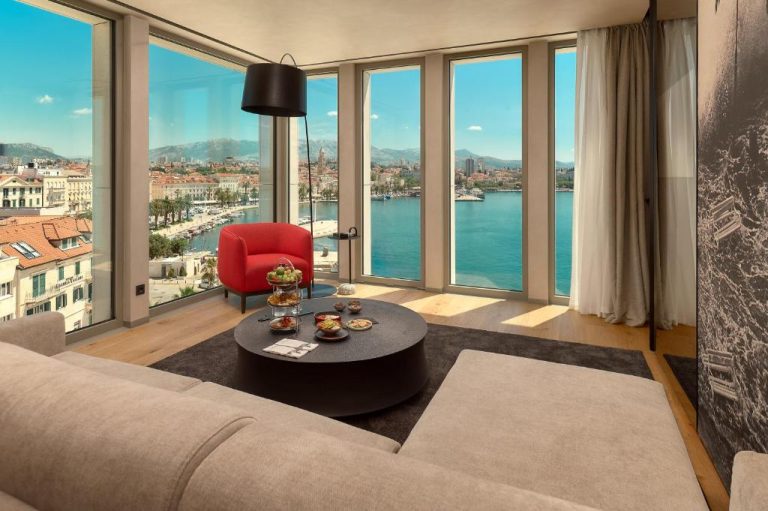 Suite de lujo con vistas panorámicas al mar y ciudad en Hotel Ambasador Split