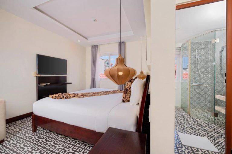 Habitación deluxe con cama doble y ducha de cristal en Hoi An Canal House Riverside By Haviland