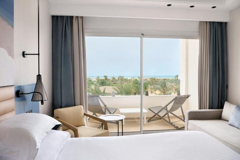 Habitación con terraza y vistas al mar en Iberostar Waves Mehari Djerba con palmeras