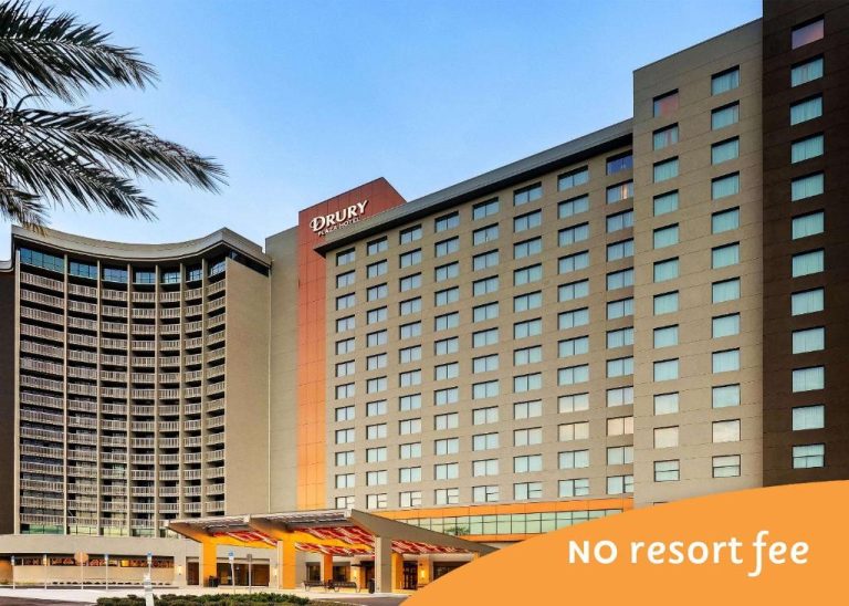 Fachada exterior del Drury Plaza Hotel Orlando Disney Springs con torres y entrada principal sin tarifa de resort