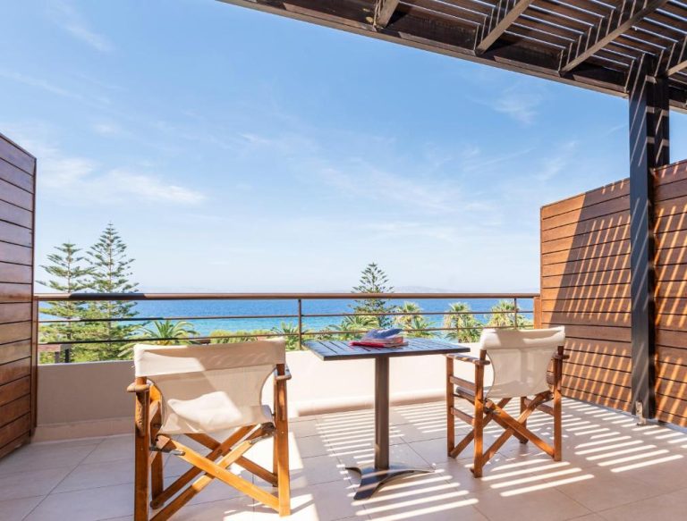 Terraza con mesa y sillas con vistas al mar mediterráneo en el D'Andrea Mare Hotel