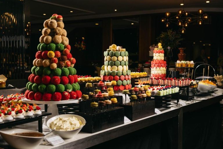 Espectacular buffet de postres con torres de macarons de colores en el Sheraton Grand Sydney Hyde Park