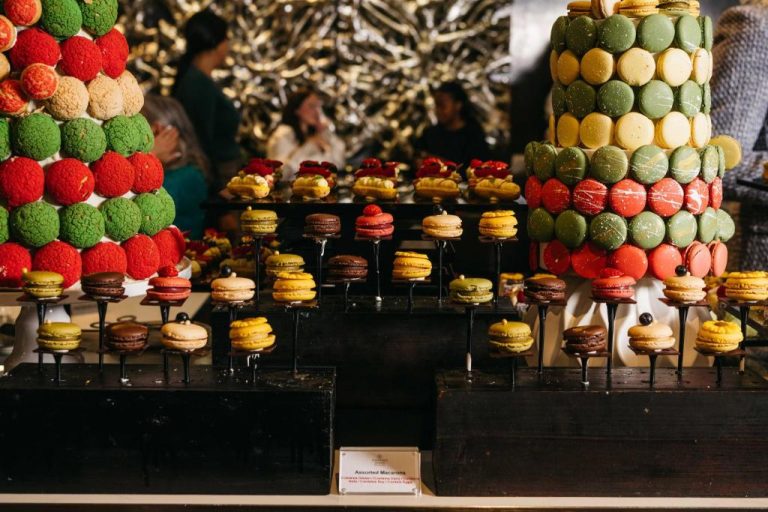 Expositor de macarons de colores en el buffet de postres del Sheraton Grand Sydney Hyde Park